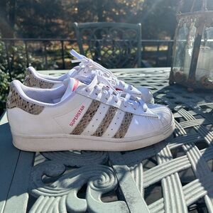 Adidas superstar, almost new condition with snake skin, red stripes,🎱